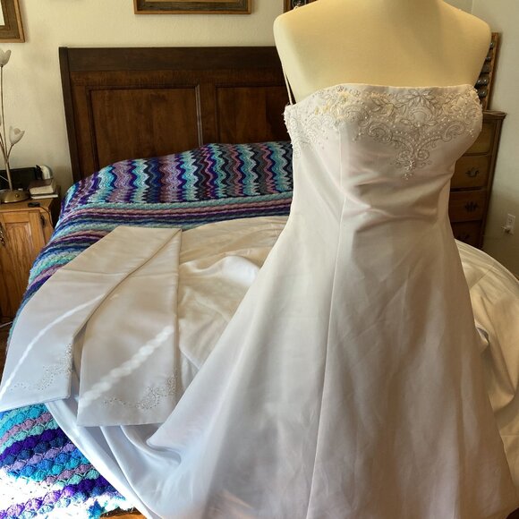 5) Wedding Gown: Holy Elegance - Picture 8 of 10